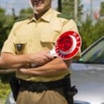 Bereits auf dem Weg zur Veranstaltung kann die Polizei das Vermummungsverbot durchsetzen.