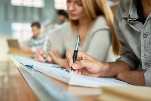  Auch eine universitäre Fortbildung können Rechtsanwaltsfachangestellte anvisieren.