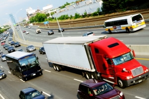 Auch wenn der Sonntag häufig Tabu ist, gibt es kein generelles Wochenendfahrverbot für Lkw.