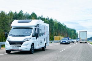 Wohnmobil: Die zulässige Geschwindigkeit auf der Autobahn hängt vom Gewicht ab.