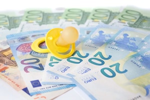 Auch das Kindergeld oder Elterngeld zählt beim Bürgergeld als Einkommen.