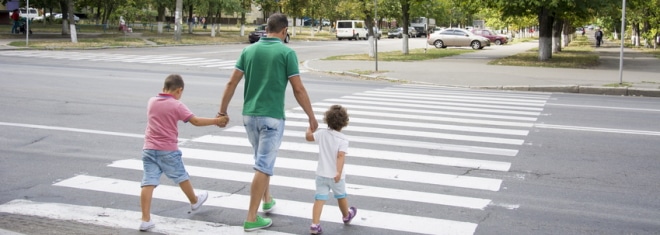 Zebrastreifen ermöglichen Fußgängern das sichere Überqueren von Straßen.