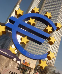 Da die Zinsen auf das Festgeld immer gleich bleiben, werden sie nicht durch den Leitzins der Europäischen Zentralbank (EZB) beeinflusst.